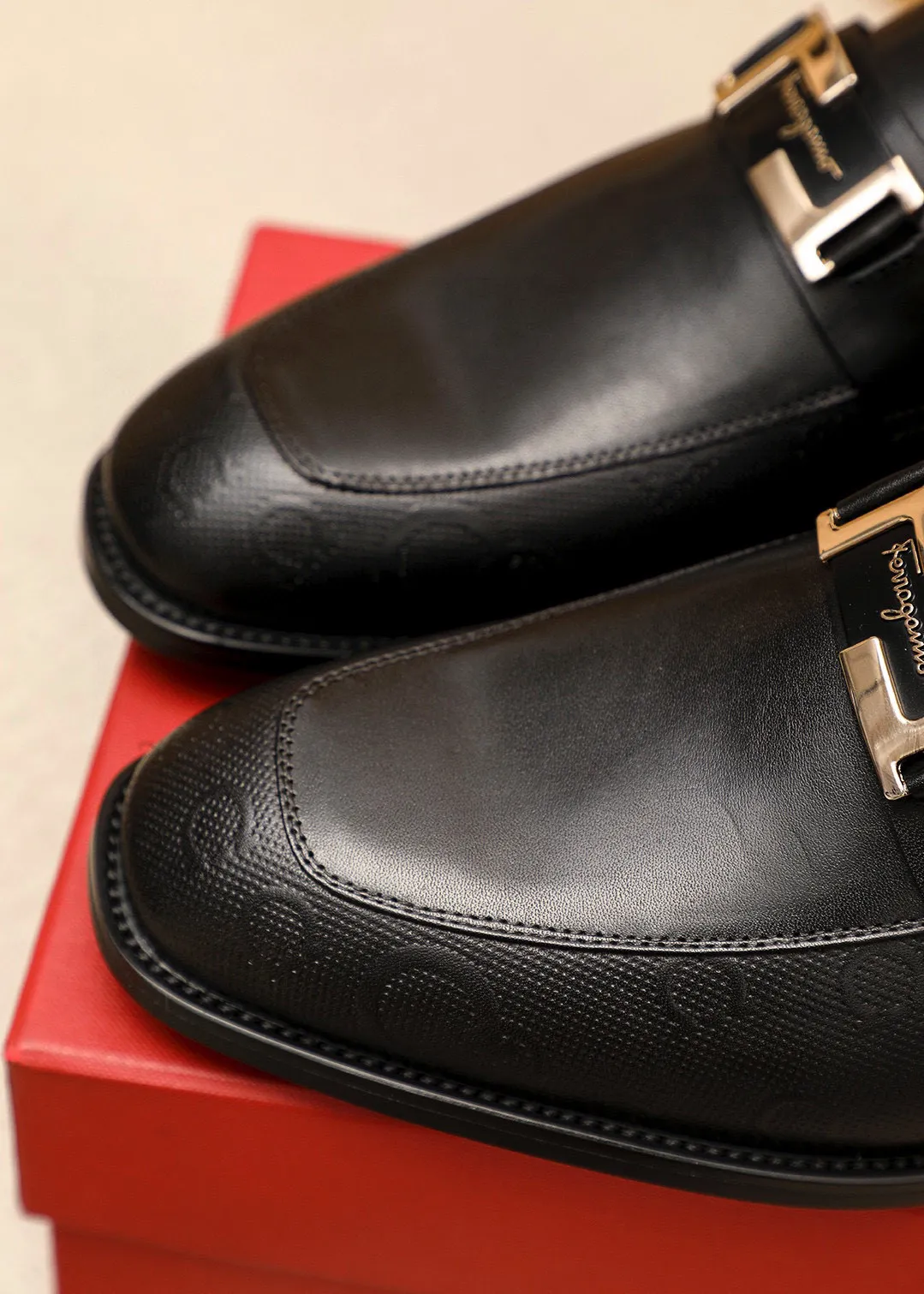 Men's shoes 💰460 💐 Product trademark: Ferragamo "Ferragamo" casual leather shoes Regular size: 38-44 (45.46🉑️customized) Product materials: Selected imported first-layer cowhide embossed upper + luxury hardware buckle, imported water-dyed cowhide leather lining. Strong three-dimensional visual effect, original rubber outsole Color: 1⃣️color optional